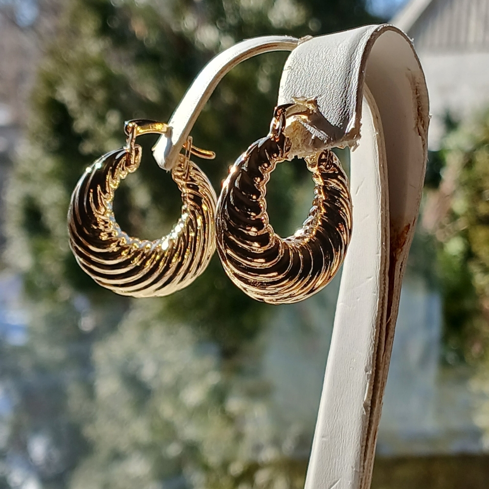 Beautifu 18K Gold Filled Shrimp Hoop Earrings - Picture 2 of 8